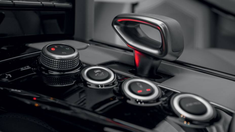 Modos de direção, transmissão, ESP e suspensão selecionados... | <a href="https://beta-develop.quatrorodas.abril.com.br/carros/comparativos/bmw-m5-x-mercedes-benz-63-amg-737606.shtml" rel="migration">Leia mais</a> Modos de direção, transmissão, ESP e suspensão selecionados... | <a href="https://beta-develop.quatrorodas.abril.com.br/carros/comparativos/bmw-m5-x-mercedes-benz-63-amg-737606.shtml" rel="migration">Leia mais</a>