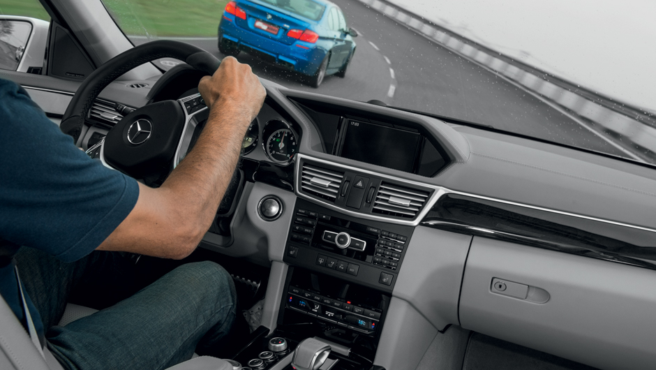 O M5 exige pulso do piloto nas curvas, enquanto o E 63 AMG &eacute; mais suave no trato | <a href="https://beta-develop.quatrorodas.abril.com.br/carros/comparativos/bmw-m5-x-mercedes-benz-63-amg-737606.shtml" rel="migration">Leia mais</a>