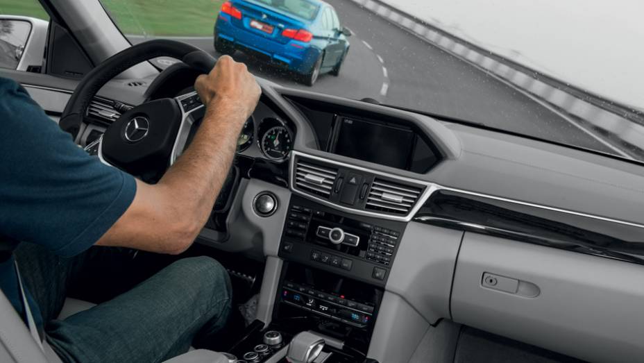 O M5 exige pulso do piloto nas curvas, enquanto o E 63 AMG &eacute; mais suave no trato | <a href="https://beta-develop.quatrorodas.abril.com.br/carros/comparativos/bmw-m5-x-mercedes-benz-63-amg-737606.shtml" rel="migration">Leia mais</a>