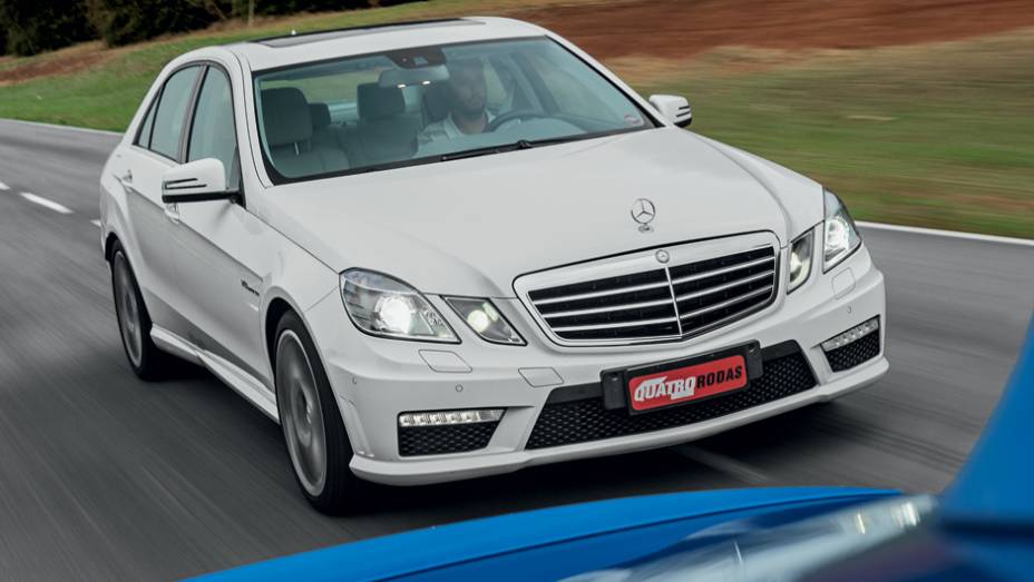 Mudan&ccedil;as s&atilde;o esperadas para 2014 no design dos sed&atilde;s da Classe E | <a href="https://beta-develop.quatrorodas.abril.com.br/carros/comparativos/bmw-m5-x-mercedes-benz-63-amg-737606.shtml" rel="migration">Leia mais</a>