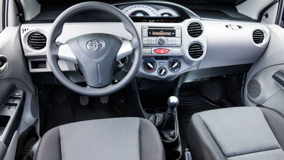 Painel de instrumentos central: ousadia no bem-comportado visual do carro | <a href="https://beta-develop.quatrorodas.abril.com.br/carros/testes/toyota-etios-714860.shtml" rel="migration">Leia mais</a> Painel de instrumentos central: ousadia no bem-comportado visual do carro | <a href="https://beta-develop.quatrorodas.abril.com.br/carros/testes/toyota-etios-714860.shtml" rel="migration">Leia mais</a>