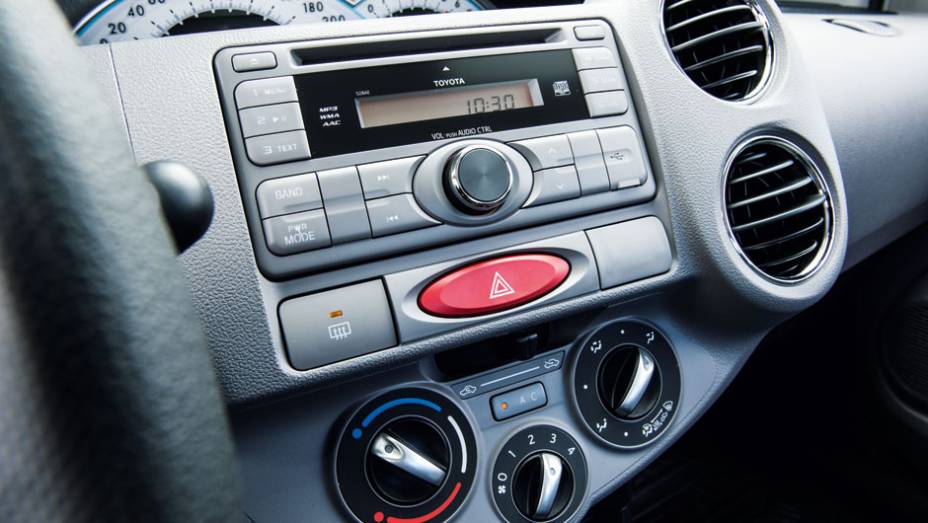 Sistema de som tem entrada USB | <a href="https://beta-develop.quatrorodas.abril.com.br/carros/testes/toyota-etios-714860.shtml" rel="migration">Leia mais</a> Sistema de som tem entrada USB | <a href="https://beta-develop.quatrorodas.abril.com.br/carros/testes/toyota-etios-714860.shtml" rel="migration">Leia mais</a>
