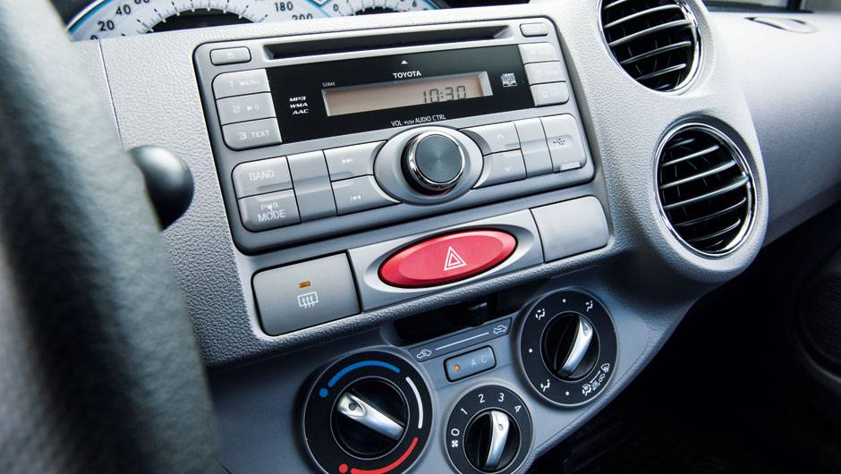 Sistema de som tem entrada USB | <a href="https://beta-develop.quatrorodas.abril.com.br/carros/testes/toyota-etios-714860.shtml" rel="migration">Leia mais</a> Sistema de som tem entrada USB | <a href="https://beta-develop.quatrorodas.abril.com.br/carros/testes/toyota-etios-714860.shtml" rel="migration">Leia mais</a>