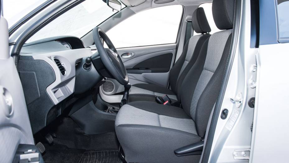 A cabine acomoda quatro adultos | <a href="https://beta-develop.quatrorodas.abril.com.br/carros/testes/toyota-etios-714860.shtml" rel="migration">Leia mais</a>