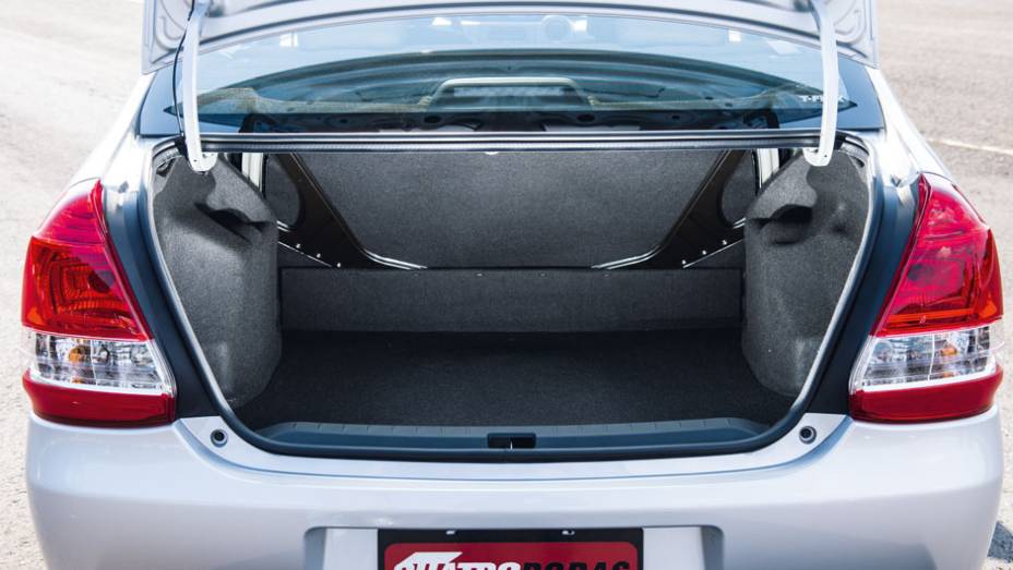 Porta-malas leva 270 litros | <a href="https://beta-develop.quatrorodas.abril.com.br/carros/testes/toyota-etios-714860.shtml" rel="migration">Leia mais</a> Porta-malas leva 270 litros | <a href="https://beta-develop.quatrorodas.abril.com.br/carros/testes/toyota-etios-714860.shtml" rel="migration">Leia mais</a>