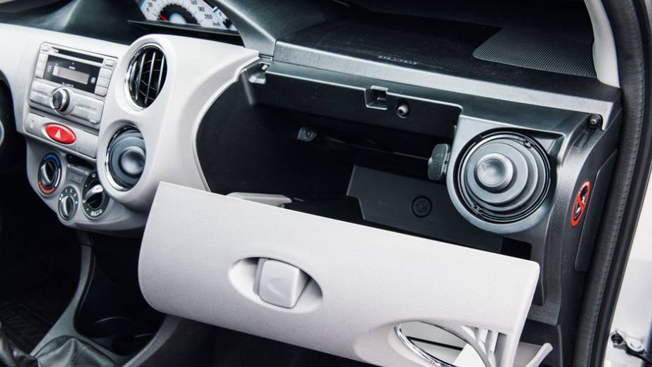 O porta-luvas tem saída de ventilação | <a href="https://beta-develop.quatrorodas.abril.com.br/carros/testes/toyota-etios-714860.shtml" rel="migration">Leia mais</a> O porta-luvas tem saída de ventilação | <a href="https://beta-develop.quatrorodas.abril.com.br/carros/testes/toyota-etios-714860.shtml" rel="migration">Leia mais</a>