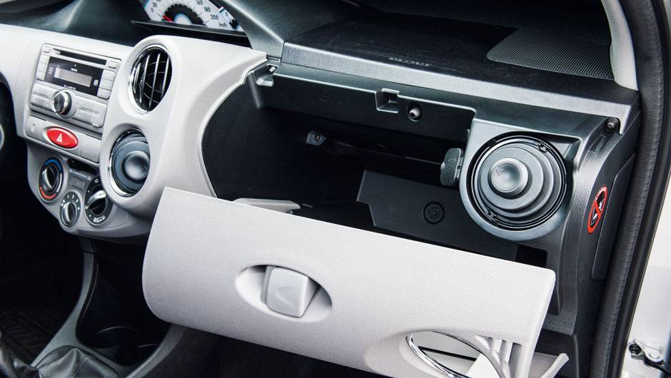 O porta-luvas tem saída de ventilação | <a href="https://beta-develop.quatrorodas.abril.com.br/carros/testes/toyota-etios-714860.shtml" rel="migration">Leia mais</a> O porta-luvas tem saída de ventilação | <a href="https://beta-develop.quatrorodas.abril.com.br/carros/testes/toyota-etios-714860.shtml" rel="migration">Leia mais</a>