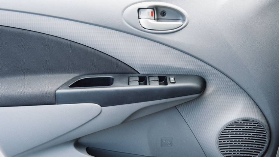 As laterais das portas são bem-acabadas | <a href="https://beta-develop.quatrorodas.abril.com.br/carros/testes/toyota-etios-714860.shtml" rel="migration">Leia mais</a> As laterais das portas são bem-acabadas | <a href="https://beta-develop.quatrorodas.abril.com.br/carros/testes/toyota-etios-714860.shtml" rel="migration">Leia mais</a>