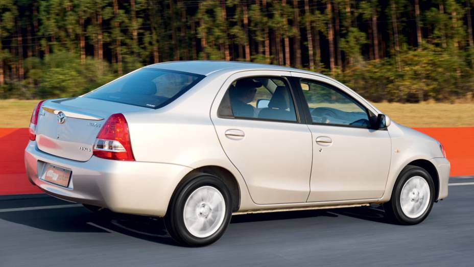 O sedã será oferecido com motor 1.5 e três pacotes de acabamento: X, XS e XLS | <a href="https://beta-develop.quatrorodas.abril.com.br/carros/testes/toyota-etios-714860.shtml" rel="migration">Leia mais</a> O sedã será oferecido com motor 1.5 e três pacotes de acabamento: X, XS e XLS | <a href="https://beta-develop.quatrorodas.abril.com.br/carros/testes/toyota-etios-714860.shtml" rel="migration">Leia mais</a>