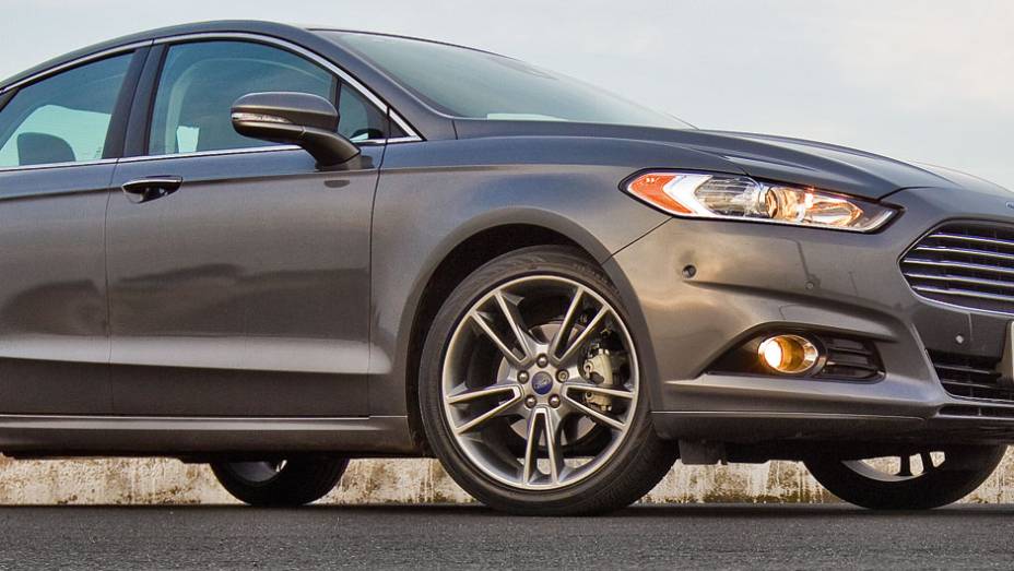 Roda de 19 polegadas é de série, mas traz aro 20 opcional | <a href="https://beta-develop.quatrorodas.abril.com.br/carros/impressoes/ford-fusion-2-0-titanium-716588.shtml" rel="migration">Leia mais</a>