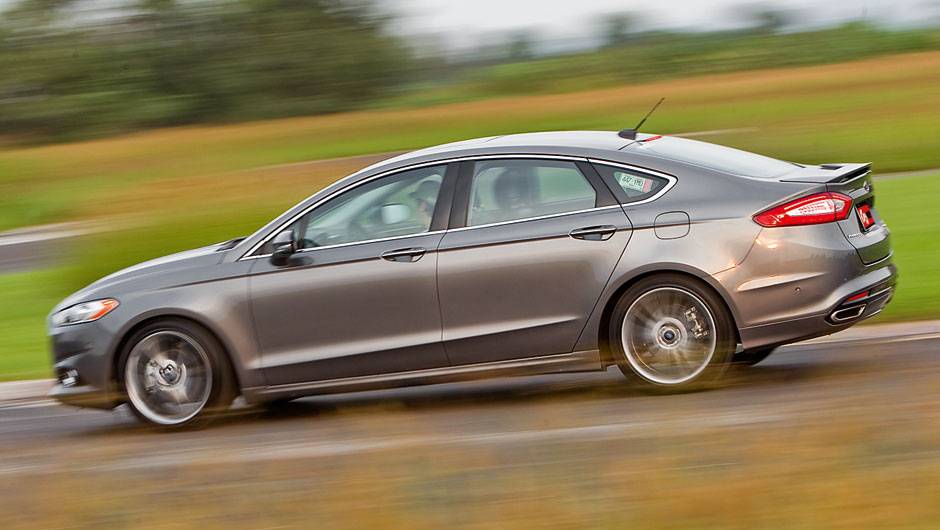 Perfil mais ao estilo cupê dá ao sedã um ar de esportividade | <a href="https://beta-develop.quatrorodas.abril.com.br/carros/impressoes/ford-fusion-2-0-titanium-716588.shtml" rel="migration">Leia mais</a> Perfil mais ao estilo cupê dá ao sedã um ar de esportividade | <a href="https://beta-develop.quatrorodas.abril.com.br/carros/impressoes/ford-fusion-2-0-titanium-716588.shtml" rel="migration">Leia mais</a>