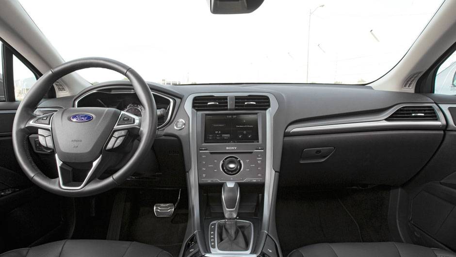 Painel foge do design de New Fiesta e EcoSport | <a href="https://beta-develop.quatrorodas.abril.com.br/carros/impressoes/ford-fusion-2-0-titanium-716588.shtml" rel="migration">Leia mais</a> Painel foge do design de New Fiesta e EcoSport | <a href="https://beta-develop.quatrorodas.abril.com.br/carros/impressoes/ford-fusion-2-0-titanium-716588.shtml" rel="migration">Leia mais</a>