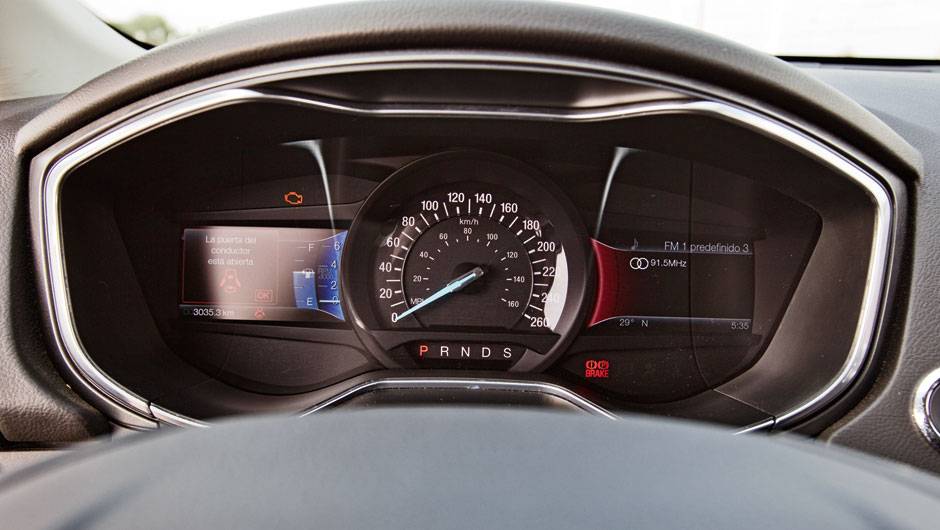 Velocímetro analógico entre os dois visores digitais | <a href="https://beta-develop.quatrorodas.abril.com.br/carros/impressoes/ford-fusion-2-0-titanium-716588.shtml" rel="migration">Leia mais</a>