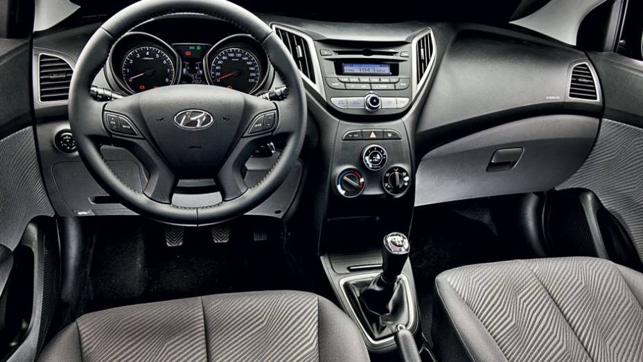 Cabine é um dos destaques do novo Hyundai: bem decorada e com esmero na montagem, permite ao HB20 encarar rivais premium | <a href="https://beta-develop.quatrorodas.abril.com.br/carros/testes/hyundai-hb20-1-0-1-6-714843.shtml" rel="migration">Leia mais</a>