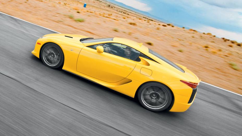 Aerofólio traseiro se levanta a 80 km/h | <a href="https://beta-develop.quatrorodas.abril.com.br/carros/impressoes/lexus-lfa-715295.shtml" rel="migration">Leia mais</a> Aerofólio traseiro se levanta a 80 km/h | <a href="https://beta-develop.quatrorodas.abril.com.br/carros/impressoes/lexus-lfa-715295.shtml" rel="migration">Leia mais</a>