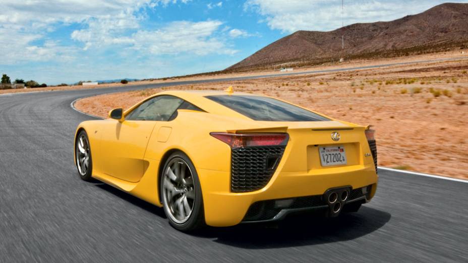 O conjunto de três escapamentos centrais é integrado ao extrator de ar traseiro | <a href="https://beta-develop.quatrorodas.abril.com.br/carros/impressoes/lexus-lfa-715295.shtml" rel="migration">Leia mais</a>