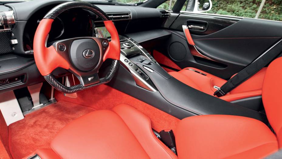 Interior pode ter cores personalizadas, mas traz sempre couro e carbono | <a href="https://beta-develop.quatrorodas.abril.com.br/carros/impressoes/lexus-lfa-715295.shtml" rel="migration">Leia mais</a>