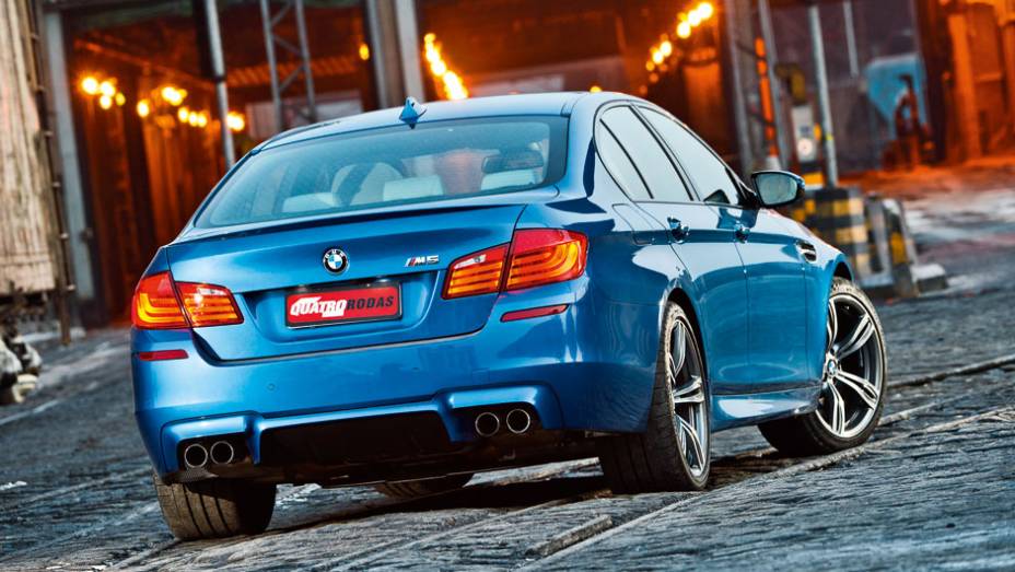 O azul Interlagos Blau é uma cor característica dos modelos M | <a href="https://beta-develop.quatrorodas.abril.com.br/carros/testes/bmw-m5-4-4-v8-714834.shtml" rel="migration">Leia mais</a>