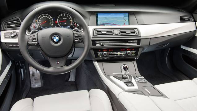 O painel é rico em informações analógicas e digitais | <a href="https://beta-develop.quatrorodas.abril.com.br/carros/testes/bmw-m5-4-4-v8-714834.shtml" rel="migration">Leia mais</a> O painel é rico em informações analógicas e digitais | <a href="https://beta-develop.quatrorodas.abril.com.br/carros/testes/bmw-m5-4-4-v8-714834.shtml" rel="migration">Leia mais</a>