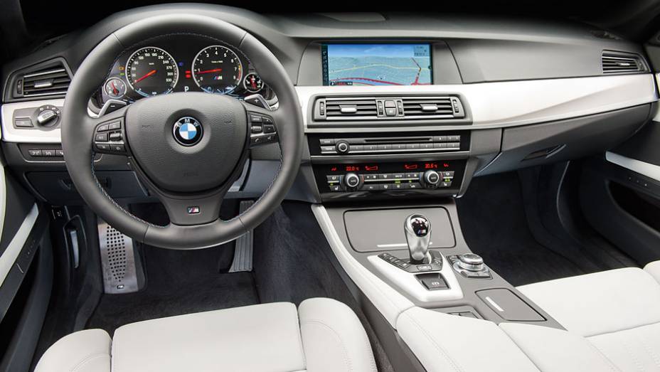 O painel é rico em informações analógicas e digitais | <a href="https://beta-develop.quatrorodas.abril.com.br/carros/testes/bmw-m5-4-4-v8-714834.shtml" rel="migration">Leia mais</a> O painel é rico em informações analógicas e digitais | <a href="https://beta-develop.quatrorodas.abril.com.br/carros/testes/bmw-m5-4-4-v8-714834.shtml" rel="migration">Leia mais</a>