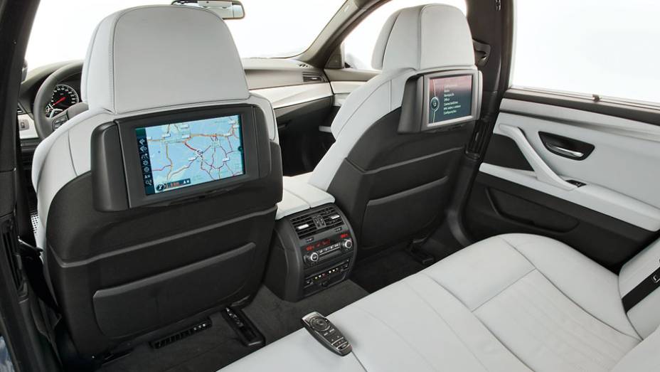 Para quem viaja atrás, não falta espaço nem entretenimento | <a href="https://beta-develop.quatrorodas.abril.com.br/carros/testes/bmw-m5-4-4-v8-714834.shtml" rel="migration">Leia mais</a> Para quem viaja atrás, não falta espaço nem entretenimento | <a href="https://beta-develop.quatrorodas.abril.com.br/carros/testes/bmw-m5-4-4-v8-714834.shtml" rel="migration">Leia mais</a>