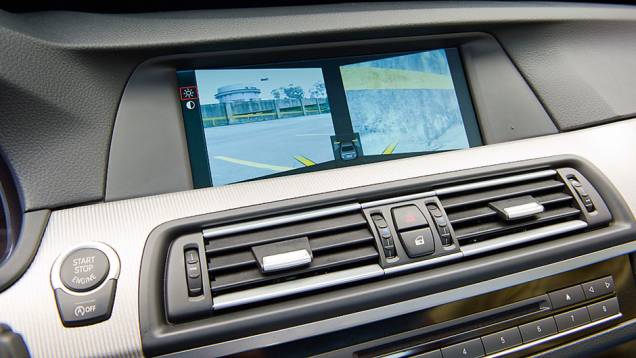 Duas câmeras mostram áreas próximas às extremidades na dianteira | <a href="https://beta-develop.quatrorodas.abril.com.br/carros/testes/bmw-m5-4-4-v8-714834.shtml" rel="migration">Leia mais</a> Duas câmeras mostram áreas próximas às extremidades na dianteira | <a href="https://beta-develop.quatrorodas.abril.com.br/carros/testes/bmw-m5-4-4-v8-714834.shtml" rel="migration">Leia mais</a>