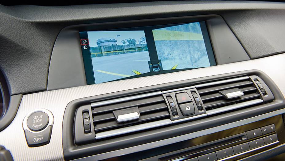 Duas câmeras mostram áreas próximas às extremidades na dianteira | <a href="https://beta-develop.quatrorodas.abril.com.br/carros/testes/bmw-m5-4-4-v8-714834.shtml" rel="migration">Leia mais</a> Duas câmeras mostram áreas próximas às extremidades na dianteira | <a href="https://beta-develop.quatrorodas.abril.com.br/carros/testes/bmw-m5-4-4-v8-714834.shtml" rel="migration">Leia mais</a>