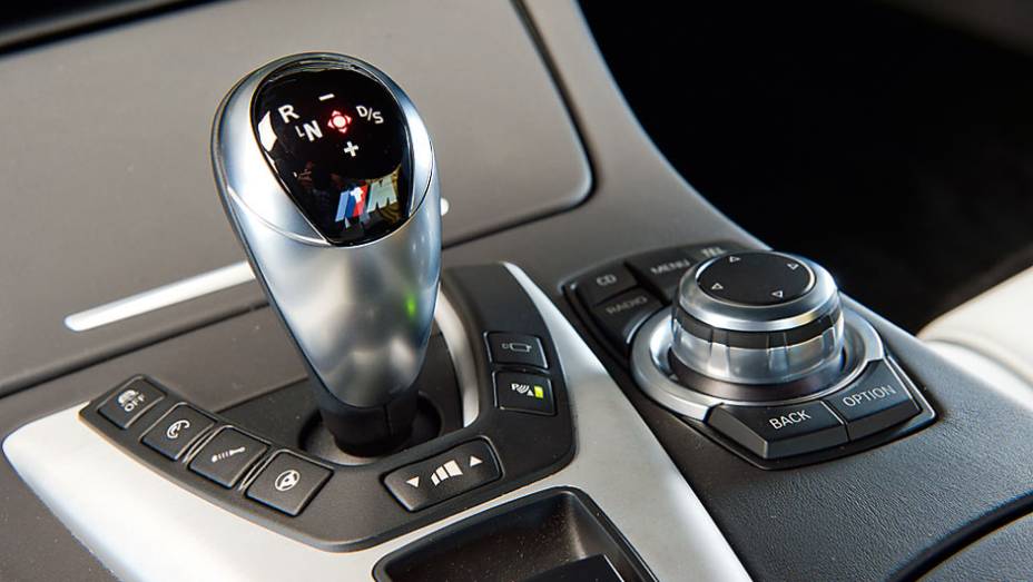 Teclas de ajuste em volta do câmbio | <a href="https://beta-develop.quatrorodas.abril.com.br/carros/testes/bmw-m5-4-4-v8-714834.shtml" rel="migration">Leia mais</a> Teclas de ajuste em volta do câmbio | <a href="https://beta-develop.quatrorodas.abril.com.br/carros/testes/bmw-m5-4-4-v8-714834.shtml" rel="migration">Leia mais</a>