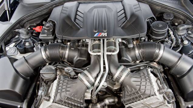 O V8 gera 560 cv | <a href="https://beta-develop.quatrorodas.abril.com.br/carros/testes/bmw-m5-4-4-v8-714834.shtml" rel="migration">Leia mais</a> O V8 gera 560 cv | <a href="https://beta-develop.quatrorodas.abril.com.br/carros/testes/bmw-m5-4-4-v8-714834.shtml" rel="migration">Leia mais</a>
