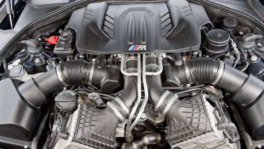 O V8 gera 560 cv | <a href="https://beta-develop.quatrorodas.abril.com.br/carros/testes/bmw-m5-4-4-v8-714834.shtml" rel="migration">Leia mais</a> O V8 gera 560 cv | <a href="https://beta-develop.quatrorodas.abril.com.br/carros/testes/bmw-m5-4-4-v8-714834.shtml" rel="migration">Leia mais</a>