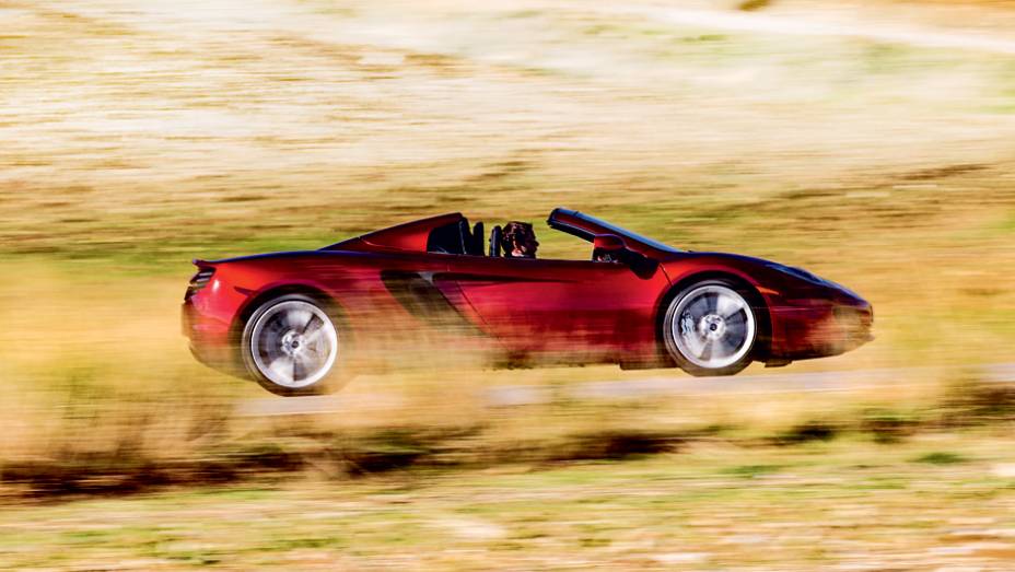 A vers&atilde;o convers&iacute;vel pesa apenas 40 kga mais que a cup&ecirc; | <a href="https://beta-develop.quatrorodas.abril.com.br/carros/impressoes/mclaren-mp4-12c-spider-736652.shtml" rel="migration">Leia mais</a>