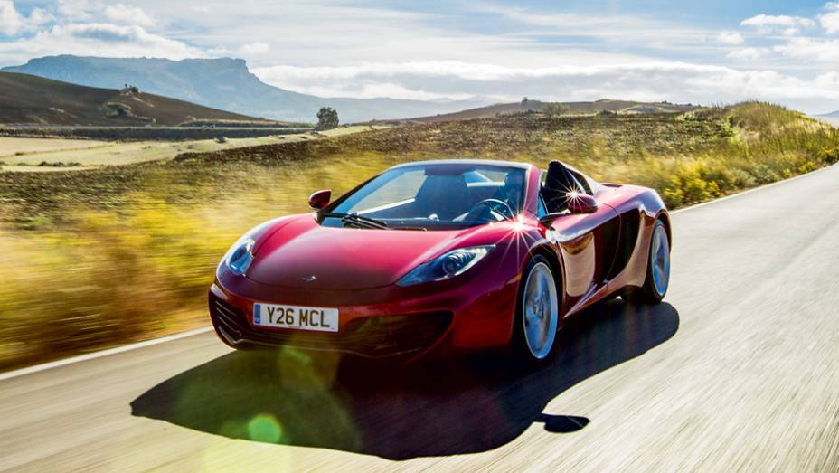 Capota é rebatida em 17 segundos e com o carroa até 30 km/h | <a href="https://beta-develop.quatrorodas.abril.com.br/carros/impressoes/mclaren-mp4-12c-spider-736652.shtml" rel="migration">Leia mais</a>