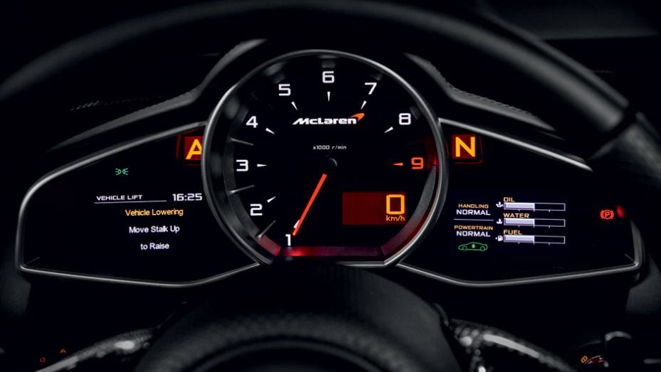 Como num carro de F-1, o conta-giros &eacute; o instrumento principal do painel | <a href="https://beta-develop.quatrorodas.abril.com.br/carros/impressoes/mclaren-mp4-12c-spider-736652.shtml" rel="migration">Leia mais</a>