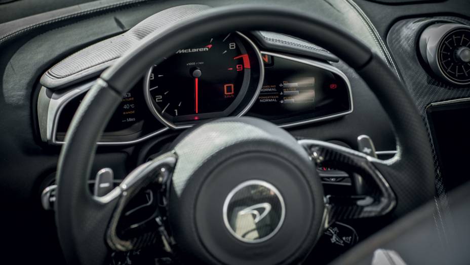 A troca de marcha manual s&oacute; pode ser feita pelas borboletas no volante | <a href="https://beta-develop.quatrorodas.abril.com.br/carros/impressoes/mclaren-mp4-12c-spider-736652.shtml" rel="migration">Leia mais</a>