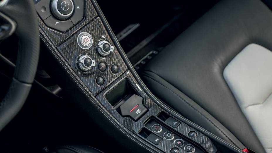 Console reúne os comandos que ajustam o carro ao estilo do piloto | <a href="https://beta-develop.quatrorodas.abril.com.br/carros/impressoes/mclaren-mp4-12c-spider-736652.shtml" rel="migration">Leia mais</a>