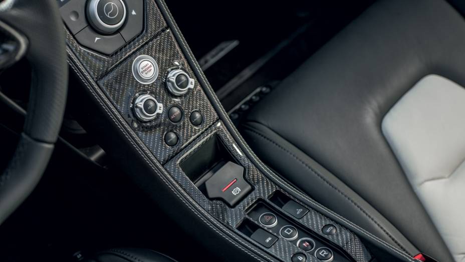 Console re&uacute;ne os comandos que ajustam o carro ao estilo do piloto | <a href="https://beta-develop.quatrorodas.abril.com.br/carros/impressoes/mclaren-mp4-12c-spider-736652.shtml" rel="migration">Leia mais</a>