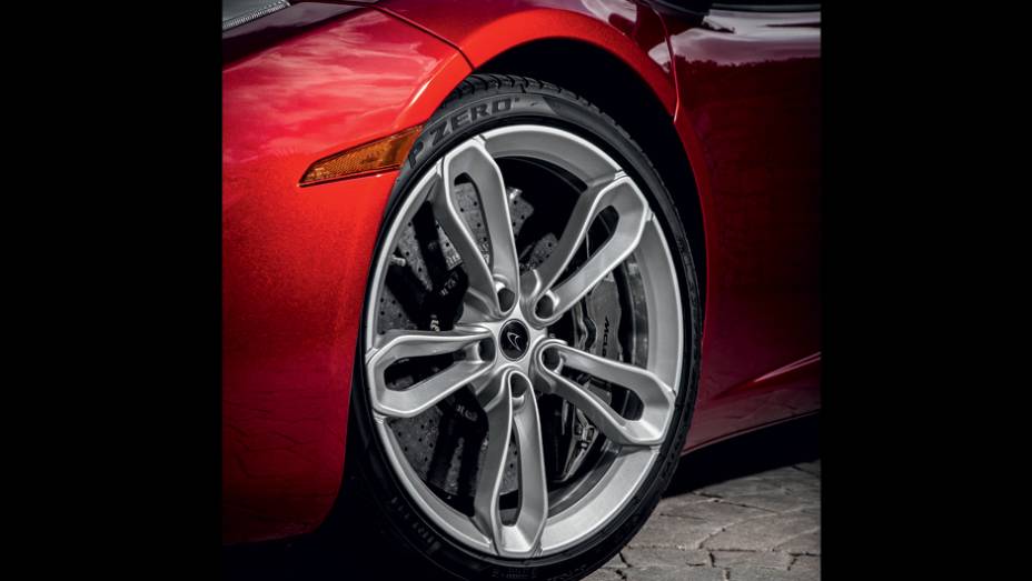 Os freios de carbono-cer&acirc;mica s&atilde;o itens opcionais | <a href="https://beta-develop.quatrorodas.abril.com.br/carros/impressoes/mclaren-mp4-12c-spider-736652.shtml" rel="migration">Leia mais</a>