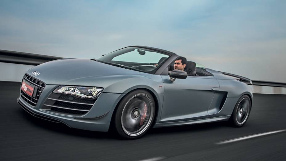 Pintura fosca diferencia o visual do R8 GT Spyder | <a href="https://beta-develop.quatrorodas.abril.com.br/carros/testes/audi-r8-gt-spyder-736694.shtml" rel="migration">Leia mais</a>