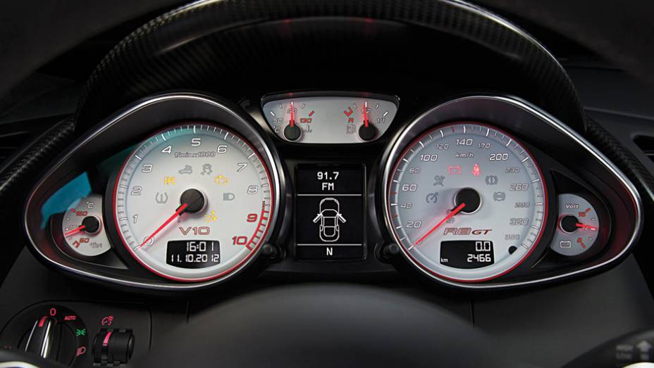 Quadro de instrumentos marcaa temperatura da &aacute;gua e do &oacute;eo e indica o n&iacute;vel da bateria | <a href="https://beta-develop.quatrorodas.abril.com.br/carros/testes/audi-r8-gt-spyder-736694.shtml" rel="migration">Leia mais</a>