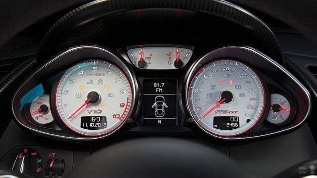 Quadro de instrumentos marcaa temperatura da água e do óeo e indica o nível da bateria | <a href="https://beta-develop.quatrorodas.abril.com.br/carros/testes/audi-r8-gt-spyder-736694.shtml" rel="migration">Leia mais</a> Quadro de instrumentos marcaa temperatura da água e do óeo e indica o nível da bateria | <a href="https://beta-develop.quatrorodas.abril.com.br/carros/testes/audi-r8-gt-spyder-736694.shtml" rel="migration">Leia mais</a>