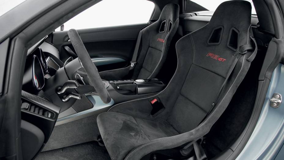 Bancos tipo concha garantem o tip&atilde;o de carro de corrida | <a href="https://beta-develop.quatrorodas.abril.com.br/carros/testes/audi-r8-gt-spyder-736694.shtml" rel="migration">Leia mais</a>