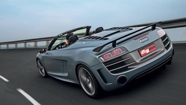 Aerofólio e extratores são de fibra de carbono | <a href="https://beta-develop.quatrorodas.abril.com.br/carros/testes/audi-r8-gt-spyder-736694.shtml" rel="migration">Leia mais</a> Aerofólio e extratores são de fibra de carbono | <a href="https://beta-develop.quatrorodas.abril.com.br/carros/testes/audi-r8-gt-spyder-736694.shtml" rel="migration">Leia mais</a>