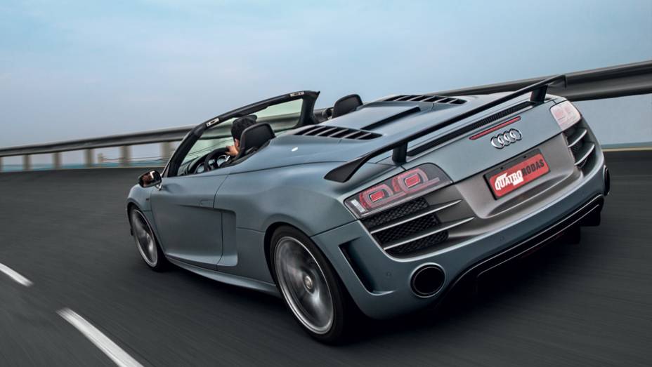 Aerof&oacute;lio e extratores s&atilde;o de fibra de carbono | <a href="https://beta-develop.quatrorodas.abril.com.br/carros/testes/audi-r8-gt-spyder-736694.shtml" rel="migration">Leia mais</a>