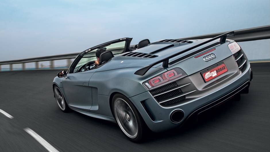 Aerofólio e extratores são de fibra de carbono | <a href="https://beta-develop.quatrorodas.abril.com.br/carros/testes/audi-r8-gt-spyder-736694.shtml" rel="migration">Leia mais</a> Aerofólio e extratores são de fibra de carbono | <a href="https://beta-develop.quatrorodas.abril.com.br/carros/testes/audi-r8-gt-spyder-736694.shtml" rel="migration">Leia mais</a>