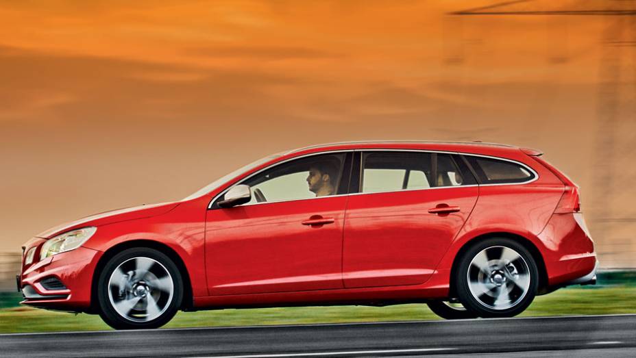 V60 é derivada do sedã s60 e está disponível com o pacote r-Design | <a href="https://beta-develop.quatrorodas.abril.com.br/carros/testes/volvo-v60-716488.shtml" rel="migration">Leia mais</a> V60 é derivada do sedã s60 e está disponível com o pacote r-Design | <a href="https://beta-develop.quatrorodas.abril.com.br/carros/testes/volvo-v60-716488.shtml" rel="migration">Leia mais</a>