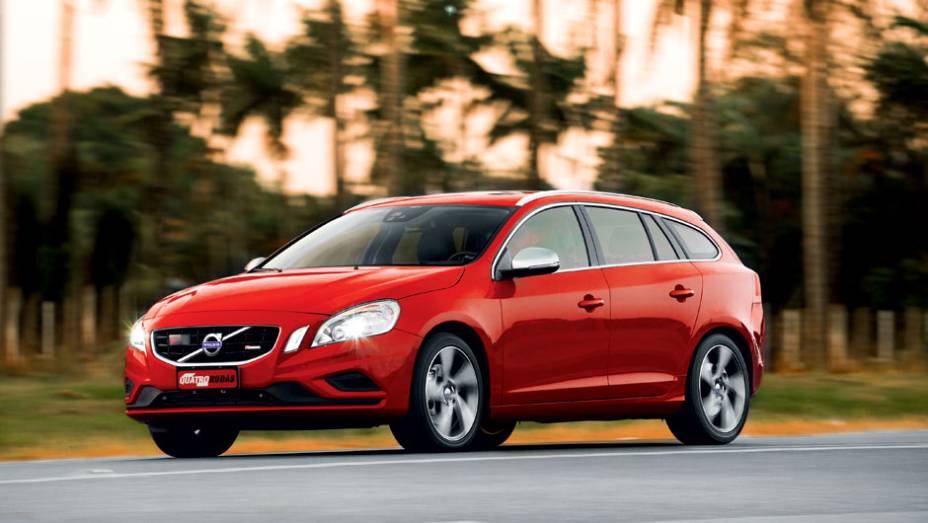 Teto rebaixado na traseira lembra um cupê, mas restringe o espaço | <a href="https://beta-develop.quatrorodas.abril.com.br/carros/testes/volvo-v60-716488.shtml" rel="migration">Leia mais</a> Teto rebaixado na traseira lembra um cupê, mas restringe o espaço | <a href="https://beta-develop.quatrorodas.abril.com.br/carros/testes/volvo-v60-716488.shtml" rel="migration">Leia mais</a>