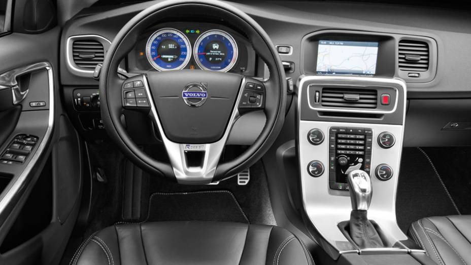 Interior é compartilhado com o sedã. O painel azul faz parte do pacote R-Design | <a href="https://beta-develop.quatrorodas.abril.com.br/carros/testes/volvo-v60-716488.shtml" rel="migration">Leia mais</a> Interior é compartilhado com o sedã. O painel azul faz parte do pacote R-Design | <a href="https://beta-develop.quatrorodas.abril.com.br/carros/testes/volvo-v60-716488.shtml" rel="migration">Leia mais</a>