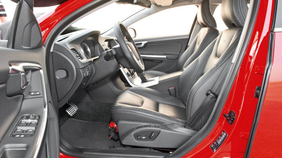Bancos esportivos têm aquecimento | <a href="https://beta-develop.quatrorodas.abril.com.br/carros/testes/volvo-v60-716488.shtml" rel="migration">Leia mais</a> Bancos esportivos têm aquecimento | <a href="https://beta-develop.quatrorodas.abril.com.br/carros/testes/volvo-v60-716488.shtml" rel="migration">Leia mais</a>