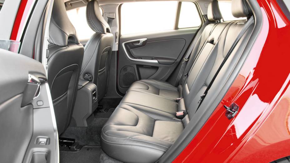 Espaço na traseira é contido, mas confortável | <a href="https://beta-develop.quatrorodas.abril.com.br/carros/testes/volvo-v60-716488.shtml" rel="migration">Leia mais</a> Espaço na traseira é contido, mas confortável | <a href="https://beta-develop.quatrorodas.abril.com.br/carros/testes/volvo-v60-716488.shtml" rel="migration">Leia mais</a>