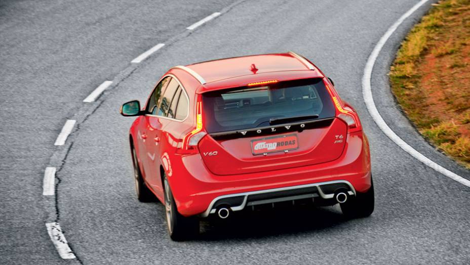 Leds marcam as formas da lanterna e uma moldura plástica contorna o escape | <a href="https://beta-develop.quatrorodas.abril.com.br/carros/testes/volvo-v60-716488.shtml" rel="migration">Leia mais</a> Leds marcam as formas da lanterna e uma moldura plástica contorna o escape | <a href="https://beta-develop.quatrorodas.abril.com.br/carros/testes/volvo-v60-716488.shtml" rel="migration">Leia mais</a>